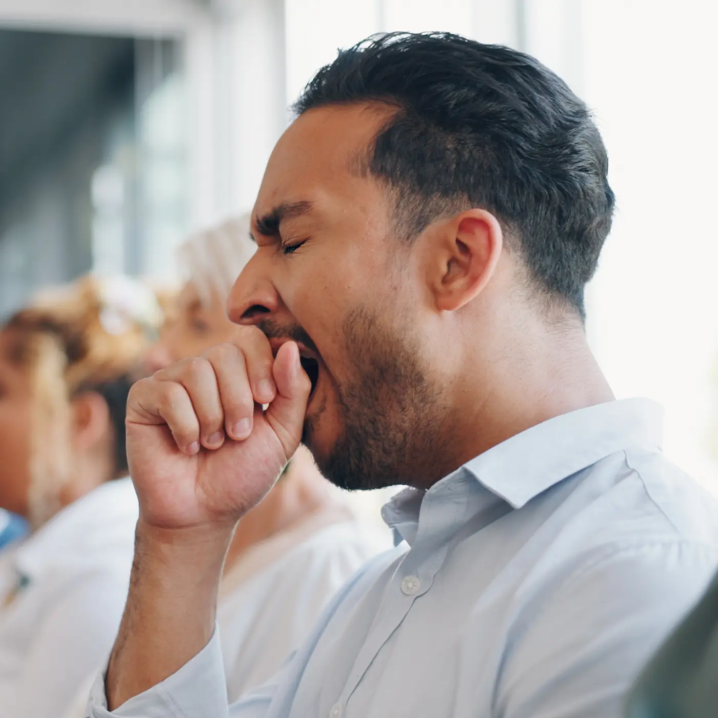 Gähnender Mitarbeiter bei einer Sicherheitsunterweisung