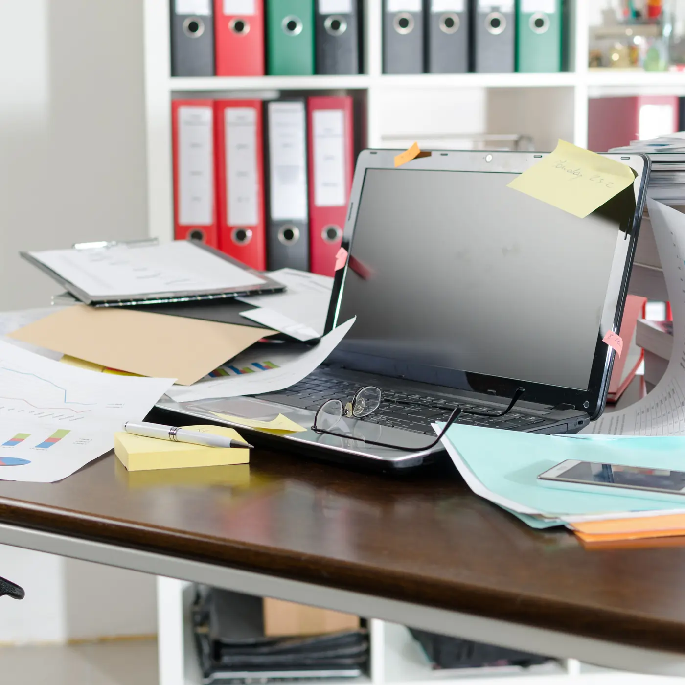 Unaufgeräumter Arbeitsplatz